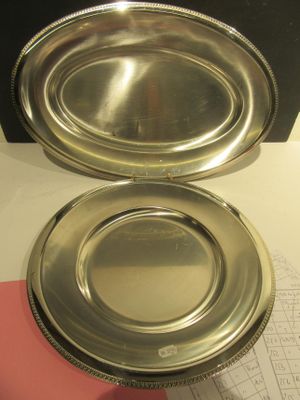 un plateau en argent posé sur une table