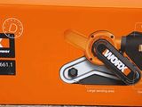 une boîte orange sur laquelle figure une image en noir et blanc d'une ponceuse à fil de la marque Workx
