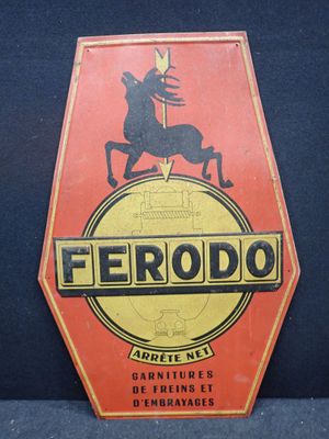 un panneau rouge et jaune sur lequel est inscrit « Ferodo » et qui comporte l'image d'un cheval
