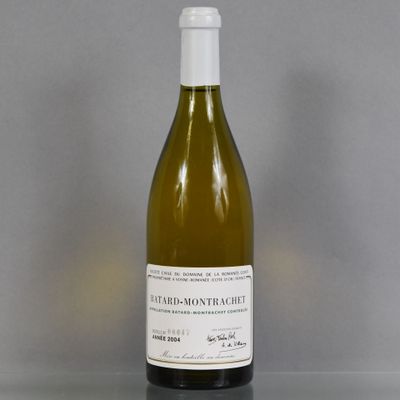 une bouteille de vin posée sur une table