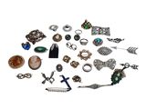 plusieurs types de bijoux différents sur une surface blanche