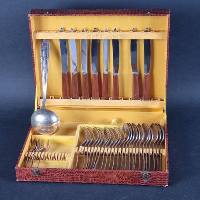 un coffret en bois contenant de l'argenterie, sur fond noir
