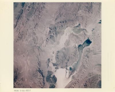 une photo d'une photo d'un lac au milieu du désert
