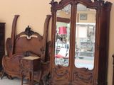 many pieces of furniture that are sitting in a room