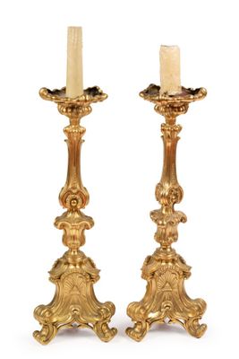 paire de bougeoirs anciens en laiton sur socle, avec bougies