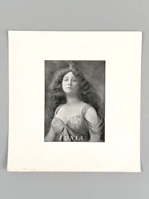une photo en noir et blanc d'une femme aux cheveux longs