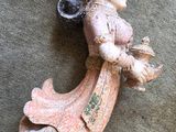 une figurine représentant une femme assise sur une étagère