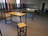 une pièce équipée de tables et de tabourets