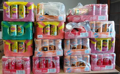 une grande pile de sodas et d'autres boissons posée sur une table