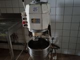 une photo d'une cuisine avec un mixeur et une table