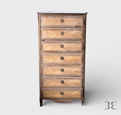 une image représentant une grande commode en bois sur fond blanc