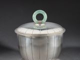 un bol ancien plaqué argent, orné d'un anneau vert sur le bord supérieur