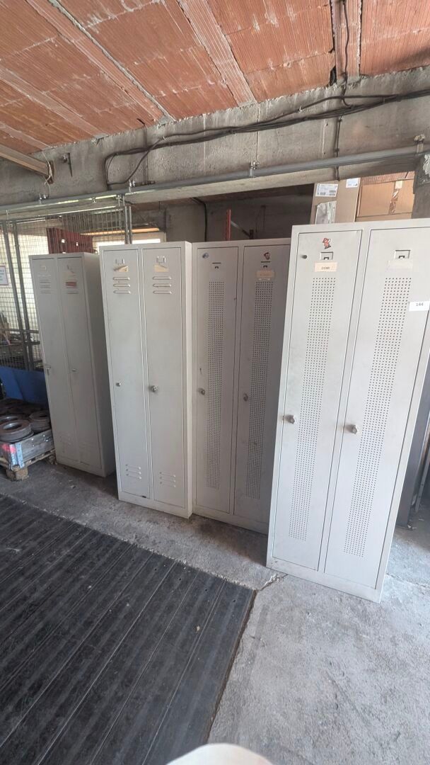 Dans un garage en face : 5 vestiaires métalliques deux porte…