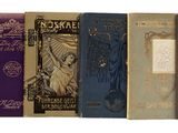 de nombreux livres alignés les uns à côté des autres