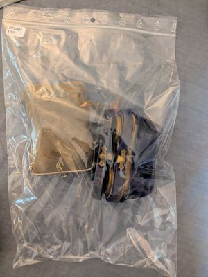 un sac posé sur une table à côté d'une paire de ciseaux