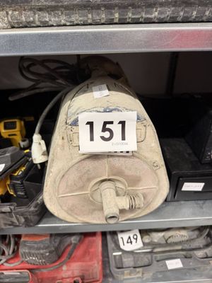une photo d'un casque posé sur une étagère dans un garage