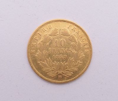 l'image d'une pièce d'or posée sur une surface blanche