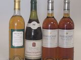 plusieurs bouteilles de vin sont alignées sur une table