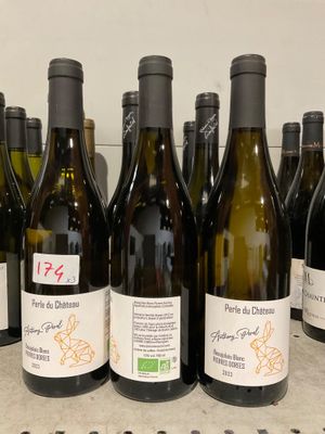 plusieurs bouteilles de vin sont alignées sur un comptoir