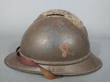 un casque qui a été porté par un soldat