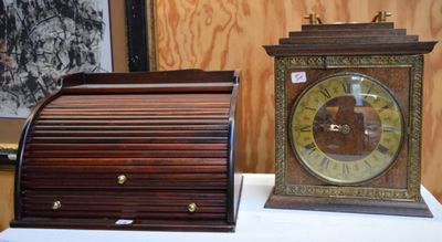 deux horloges exposées sur une table dans une pièce