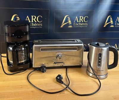 un grille-pain et une cafetière posés sur une table