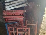 une pile de chaises posées dans le foin