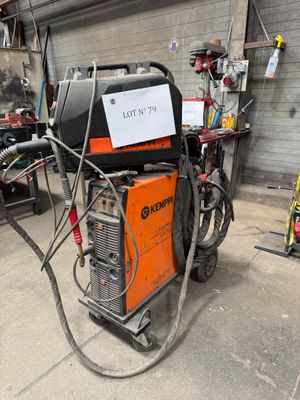 a machine that is sitting on the ground in the garage