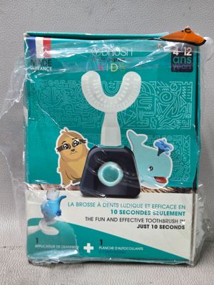 une boîte contenant une brosse à dents et un porte-brosse à dents