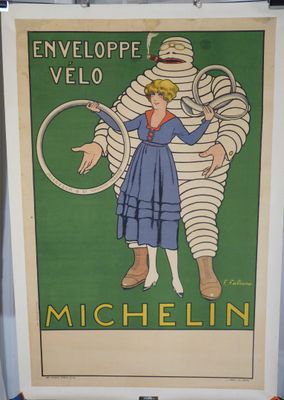 une affiche représentant une femme et un homme habillés respectivement en homme et en femme, cette dernière portant une robe bleue