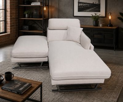 un canapé blanc et un pouf dans un salon