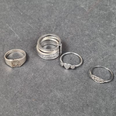 Lot de 4 bagues en argent, l'une marquée "Bretagne", l'une à…