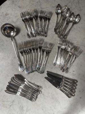 un grand nombre de fourchettes et de cuillères posées sur une table