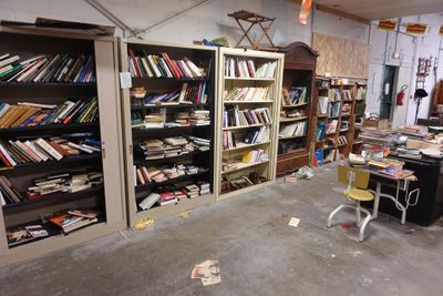 une pièce remplie de nombreux livres et d'un bureau