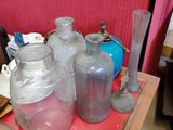 une petite table sur laquelle sont posées de nombreuses bouteilles en verre