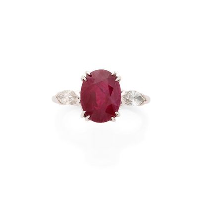 une bague en rubis et diamants