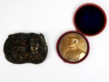 Deux petits objets métalliques sont posés l'un à côté de l'autre sur une surface blanche.