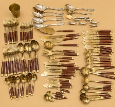 de nombreux types d'argenterie et de cuillères disposés sur une table