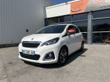 une voiture blanche garée devant un immeuble, devant un immeuble