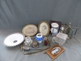 un grand nombre d'objets posés sur une table