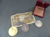 une petite boîte contenant quelques pièces de monnaie