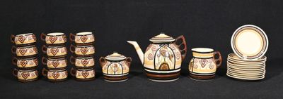 de nombreux objets en poterie posés sur une surface noire