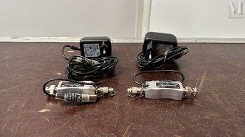 Trois types différents d'appareils électroniques sont posés sur une table