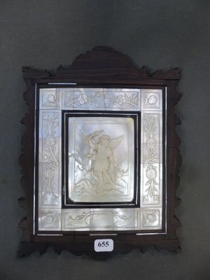 Plaque en nacre représentant Saint-Michel terrassant le démo…