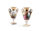 deux vases posés sur une surface blanche