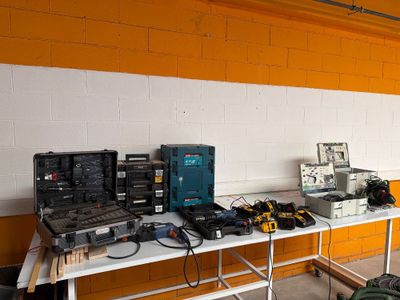 de nombreux appareils électroniques posés sur une table dans une pièce