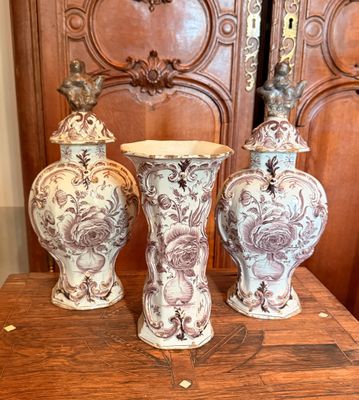 trois vases posés sur une table en bois