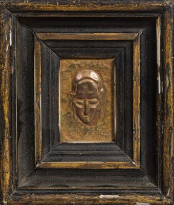 un gros plan sur un tableau représentant le visage d'un homme dans un cadre carré