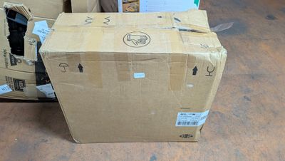 une pile de cartons posés les uns à côté des autres sur le sol