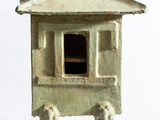 une petite statue représentant une petite maison avec deux chiens